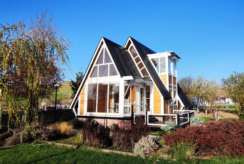Stella Latus A-frame cabin exterior