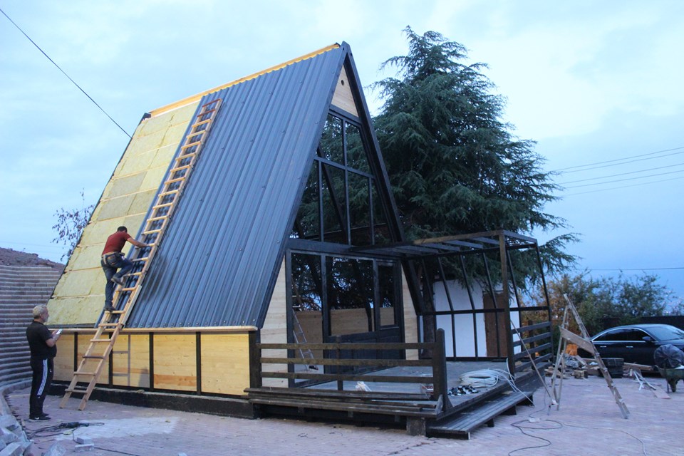 Metal roof panels being installed on the Stella 70+ cabin. Kocaeli / Earlier Stella 70+ revision.