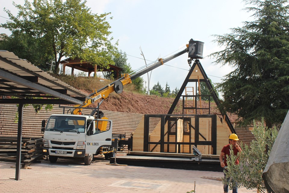 Crane-assisted assembly of the Stella 70+ wall frames. Kocaeli / Earlier Stella 70+ revision.