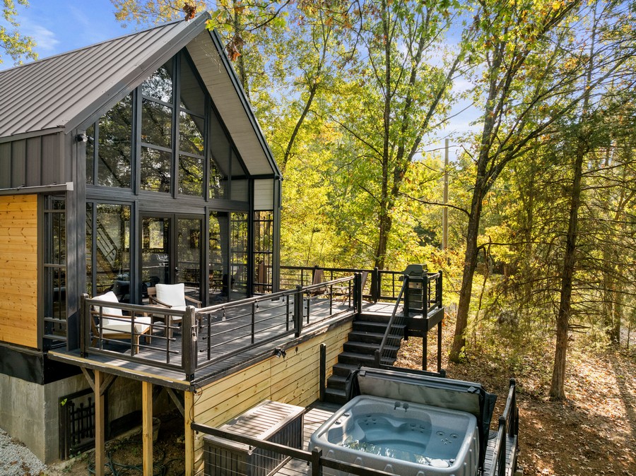 Completed front deck and hot tub at the Arkansas Aries 96 rental cabin.